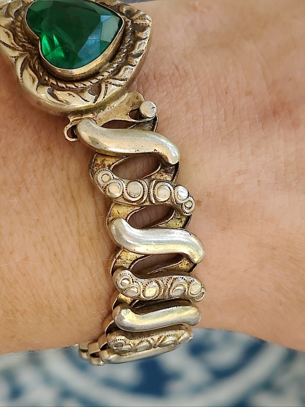 Antique Sterling Silver Expandable Green Heart Sweetheart Bracelet - Picture 4 of 5